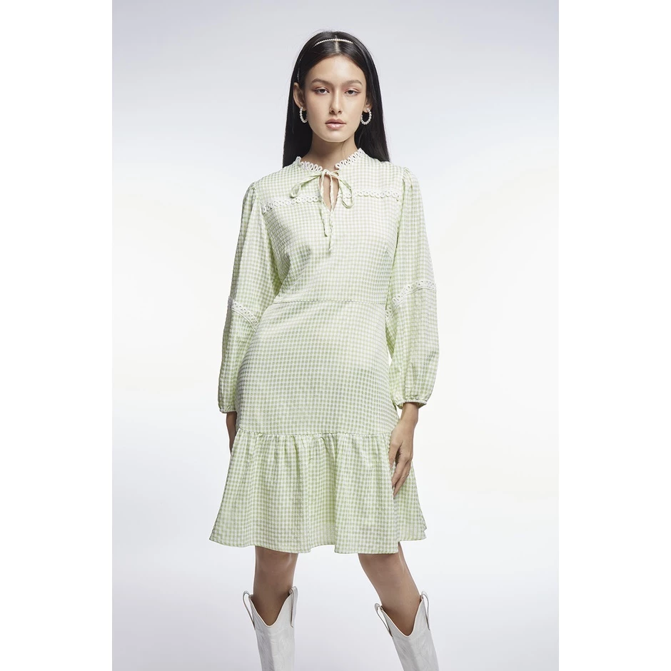 EP เดรสสั้นลายตารางแต่งลูกไม้ ผู้หญิง สีเขียว | Checkered Dress with Lace Detail | 04713