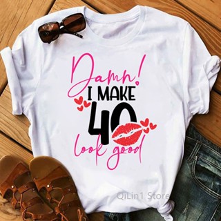 เสื้อยืด พิมพ์ลายกราฟฟิค I Make 40 Look Good drip Lip 40th Birthday สีขาว สําหรับผู้หญิง