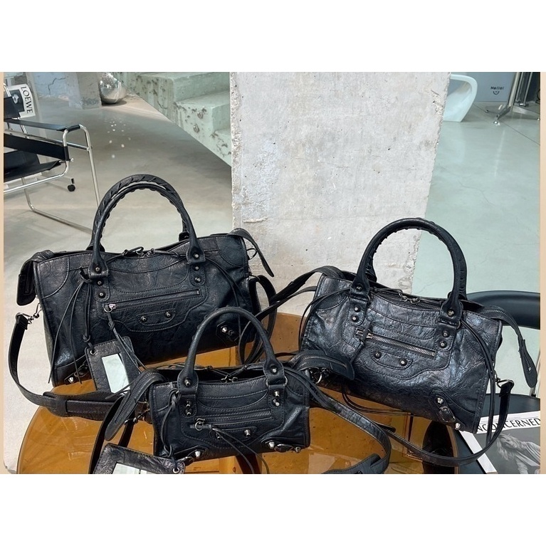 Paris Rivet กระเป๋าถือมอเตอร์ไซค์สําหรับผู้หญิง High-Grade Retro อินเทรนด์ Hand Holding หมอนกระเป๋าสะพายสําหรับผู้หญิง แฟชั่นกระเป๋าคลัทช์หนังขี้ผึ้งน้ํามัน