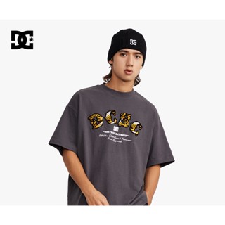 Dcshoes เสื้อยืดแขนสั้น ผ้าขนหนู พิมพ์ลาย ทรงหลวม สไตล์อเมริกัน เหมาะกับฤดูใบไม้ผลิ ฤดูร้อน สําหรับผู้ชาย และผู้หญิง