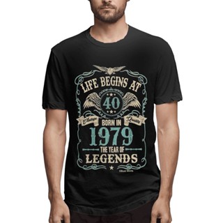 เสื้อยืดคอกลม ผ้าฝ้ายแท้ พิมพ์ลาย Life Begins At 40 Born In 1979 Year Of Legends 40Th แฟชั่น สําหรับเพื่อน