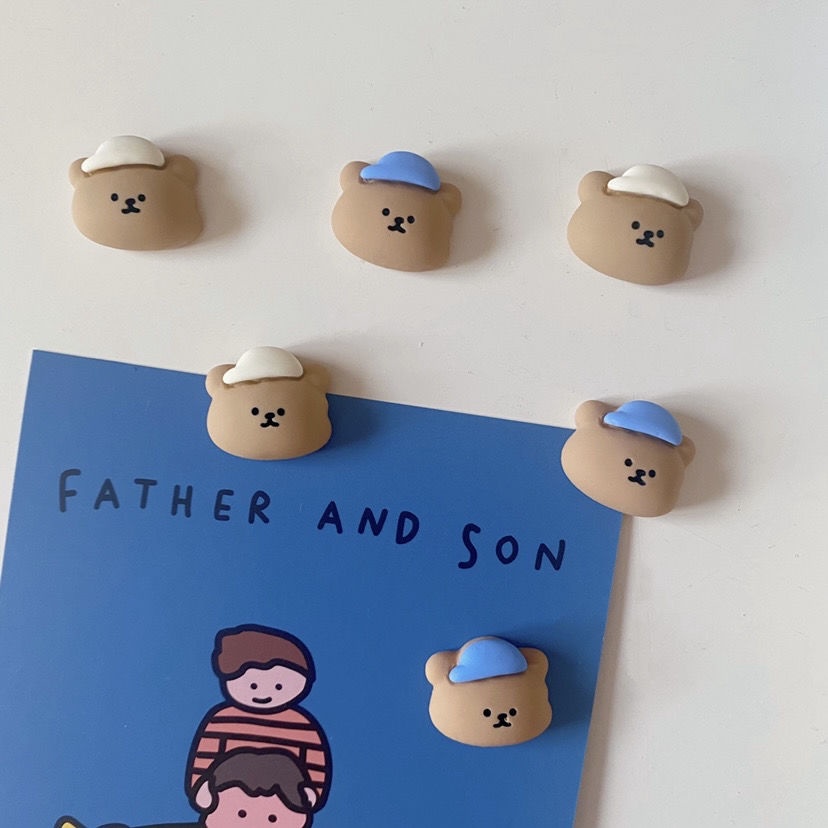 หมุด หมุดดันบิสกิต แฮนด์เมด รูปการ์ตูนหมีบราวน์น่ารัก 6 ชิ้น สําหรับตกแต่งห้องเรียน หมุดปักกระดานไม้ก๊อก หมุดดันผ้าสักหลาด ลายการ์ตูนหมี สีน้ําตาล สําหรับตกแต่งผนัง ห้องเรียน หนังสือพิมพ์ 6 ชิ้น