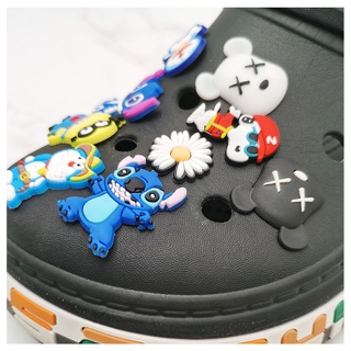 จี้การ์ตูนโดราเอมอน Crocs Jibbitz สติตช์ อะนิเมะ Jibits Kaws มินเนี่ยน รองเท้า Charms Pin สนูปปี้ สุนัข Jibitz สําหรับผู้ชาย อุปกรณ์ตกแต่งรองเท้า