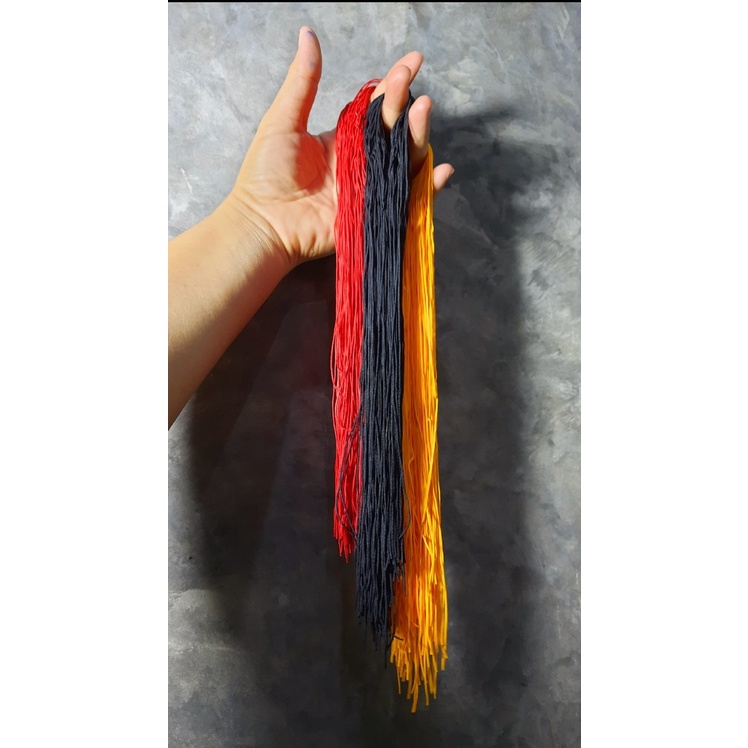 ไหมญี่ปุ่น แบบเนื้อแน่น มัดละ 90 เส้น ยาวเส้นละ 60-65 cm.หนา 0.8 มิล ใช้ร้อยสร้อยข้อมือ ร้อยลูกปัด ร