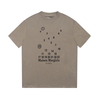 Margiela เสื้อยืดแขนสั้นลําลอง พิมพ์ลายโลโก้ตัวอักษร ทรงหลวม คุณภาพสูง สําหรับผู้ชาย และผู้หญิง Zfndfv