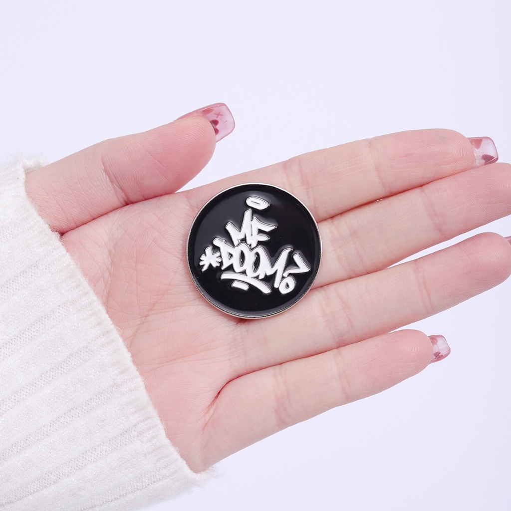 Mf DOOM Pins ฮิปฮอป เพลง เข็มกลัด โลหะ ตราแฟชั่น เครื่องประดับเสื้อผ้า กระเป๋าเป้สะพายหลัง ของขวัญ