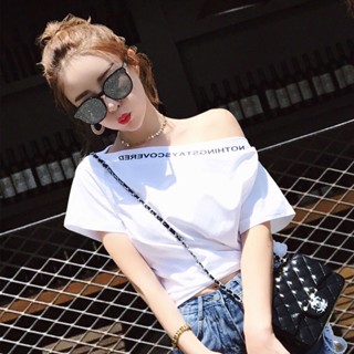 เสื้อยืดแขนสั้น คอแบน พิมพ์ลายตัวอักษร ทรงหลวม สไตล์เกาหลี สุดชิค สุดเซ็กซี่ สําหรับผู้หญิง