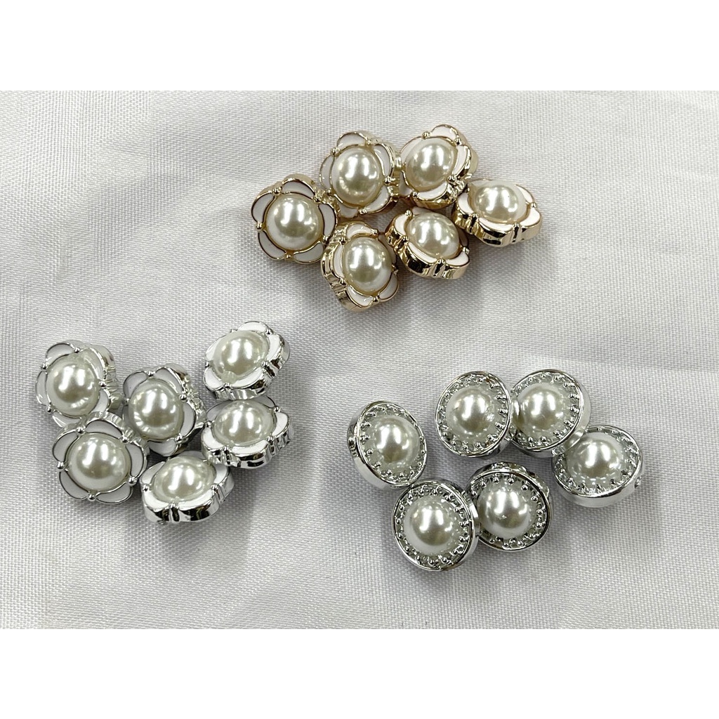 กระดุมมุก ลายดอก แฟชั่น ตกแต่งเสื้อ ชุดละ 6 เม็ด ขนาด 12-13 มิล