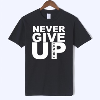 ใหม่ เสื้อยืดแขนสั้น พิมพ์ลาย You Will Never Walk Alone Never Give Up สีดํา แฟชั่นสําหรับผู้ชาย 2023 804458