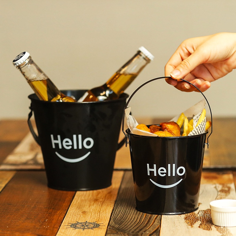 Ins สไตล์ Influencer ถังน้ําแข็งสแตนเลสบนโต๊ะอาหาร Snack Bucket hello Ice Cube Bucket Mini Storage Bucket Desktop Tr