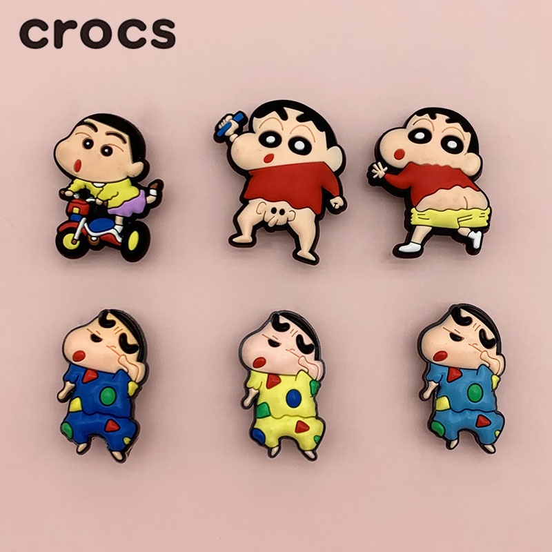 รองเท้าแตะ Crocs ลายการ์ตูนชินจังน่ารัก แต่งรูกลวง แต่งหัวเข็มขัด แฟชั่นสําหรับผู้หญิง