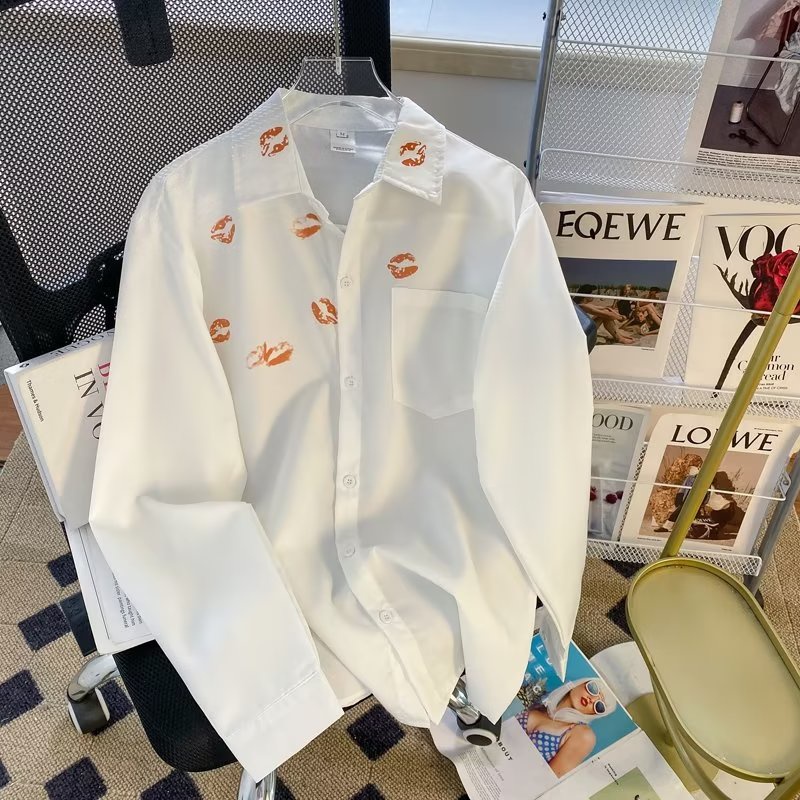 เสื้อเชิ้ตแขนยาวลําลอง คอปก พิมพ์ลายริมฝีปาก สีขาว แฟชั่นฤดูใบไม้ร่วง สไตล์เกาหลี และอเมริกัน สําหรับผู้ชาย 2023