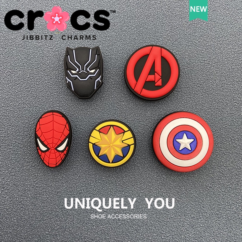 Jibbitz Crocs charms หัวเข็มขัดรองเท้า อุปกรณ์เสริมรองเท้า Avengers Black Panther Spiderman การ์ตูน Crocs หัวเข็มขัดตกแต่ง