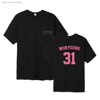 HOT☾เสื้อผ้าสำหรับวันเกิดของสมาชิกในกลุ่ม IZONE พร้อมเสื้อยืดแขนสั้นแบบเดียวกันสำหรับผู้ชายและผู้หญิงที่สวมเสื้อผ้าเพลง