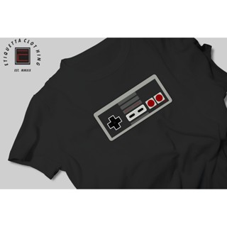 พร้อมส่ง Retro Games Shirt - FamCom Controller การเปิดตัวผลิตภัณฑ์ใหม่ T-shirt