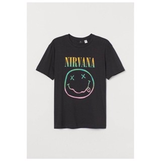 HN เสื้อยืด NIRVANA สีดำ ปี 2021 H&amp;M ของแท้ 100% [สินค้าพรีออเดอร์ จัดส่งของ 2-3 วัน] เสื้อยืดคอกลม พร้อมส่ง