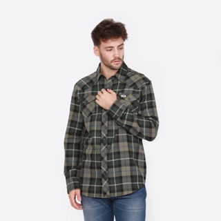 WRANGLER เสื้อเชิ้ตแขนยาวผู้ชาย คอลเลคชั่น Logo Play รุ่น WR W261R204 GREEN แรงเลอร์ เสื้อเชิ้ตแขนยาว เสื้อเชิ้ตแขนยาวผู้ชาย เสื้อผ้าผู้ชาย