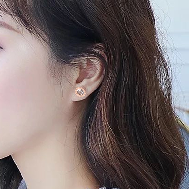การออกแบบตัวเลขโรมันสไตล์มินิมอลฝังต่างหูเพทายแฟชั่นอินเทรนด์ทุกการแข่งขันต่างหูเหล็กไทเทเนียมเพชรเดียว - รูปที่ 6