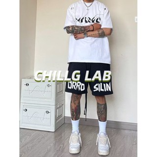 CHILLG LAB กางเกงขาสั้นผู้ชายฤดูร้อนอินเทรนด์แบรนด์กว้างขาพิมพ์กางเกงกีฬาอเมริกันอินเทรนด์หลวมสบาย ๆ ห้าจุด