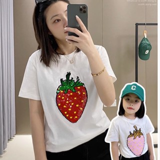 [JOY] เสื้อยืดแขนสั้น ผ้าฝ้ายแท้ ปักลายสตรอเบอร์รี่ ประดับเลื่อม สําหรับแม่ และลูก