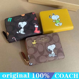 COACH ca704 Snoopy กระเป๋าสตางค์ผู้หญิง/แบบสั้น/ซิปเปลี่ยนกระเป๋าการ์ด/พับครึ่ง/ช่องใส่การ์ดหลายช่อง