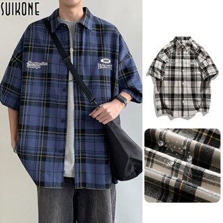 Suikone   เสื้อเชิ้ตแขนสั้นทรงหลวมลายสก๊อตใหม่สำหรับผู้ชายแฟชั่นญี่ปุ่นระดับ high-end เสื้อเชิ้ตยอดนิยมสามารถใส่ได้ทั้งชายและหญิง