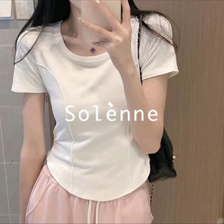 Solenne เสื้อครอป เสื้อยืดผู้หญิง ครอป baby tee สาวเรโทร 2023 NEW Style 071805