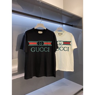 【พร้อมส่ง】! Gucci ! เสื้อยืดแฟชั่น ใส่สบาย สําหรับผู้ชายและผู้หญิง ผ้านุ่มสบายและระบายอากาศ