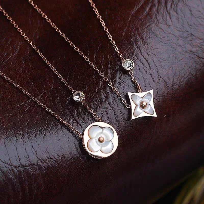 โชคดีโคลเวอร์สี่ใบเปลือกสีขาวพู่สร้อยคอเหล็กไทเทเนียมฝังเพทายซูเปอร์กระพริบรอบ/เพชร/สามดอกไม้จี้สร้อยคอสองสีม