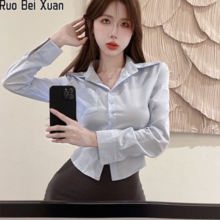 Ruo Bei Xuan การออกแบบใหม่ของผู้หญิงให้ความรู้สึกเฉพาะเก๋แขนยาวทรงเข้ารูปสั้นด้านบนเสื้อเชิ้ตสีขาวไม่สม่ำเสมอ