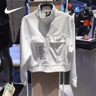 Nike ของแท้ 100% เสื้อแจ็กเก็ตสั้น คอตั้ง เอวสูง กันลม เรียบง่าย สําหรับผู้หญิง CU5679