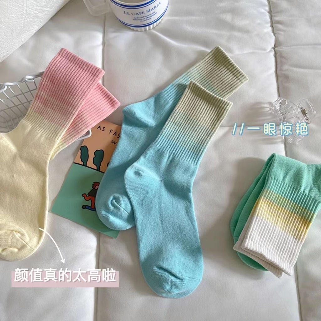 Socks 20 บาท ถุงเท้าสเก็ตบอร์ด ผ้าฝ้าย ไล่โทนสีรุ้ง หลากสีสัน Women Clothes