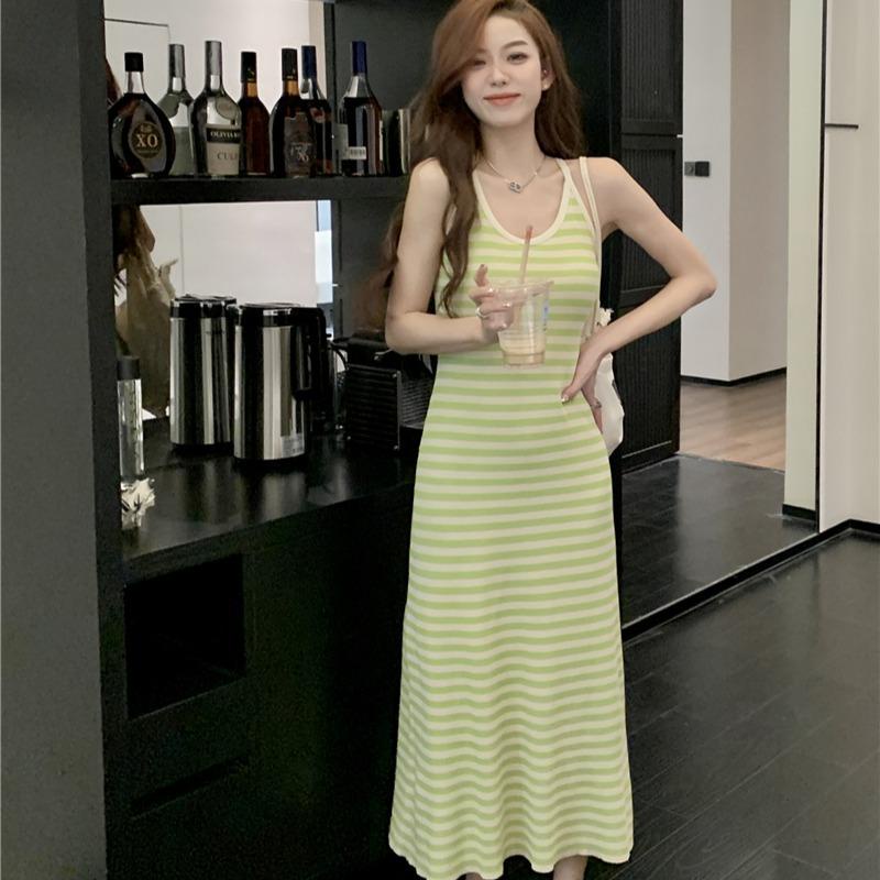 LittleBee_shop.M0532 ชุดเดรส เสื้อกั๊กยาวกับชุดชุดเดรสยาวแขนกุด,ดูผอมเพรียวสําหรับสาวฮอต แบบลายทางและสีดำพื้น