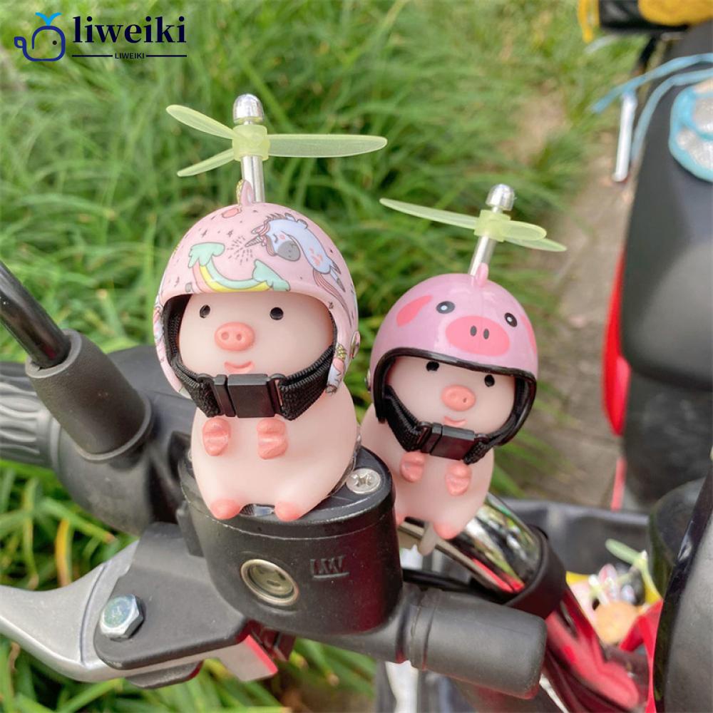 Liweiki ตุ๊กตาหมูน้อยน่ารัก สีชมพู พร้อมใบพัดหมวกกันน็อค สําหรับตกแต่งรถยนต์