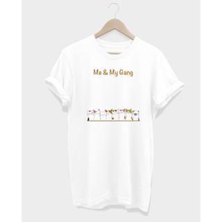 YJOเสื้อยืดคอกลม เสื้อยืดแขนสั้น แขนสั้น เสื้อยืดลายแมว Me &amp; My Gang T-Shirt_07