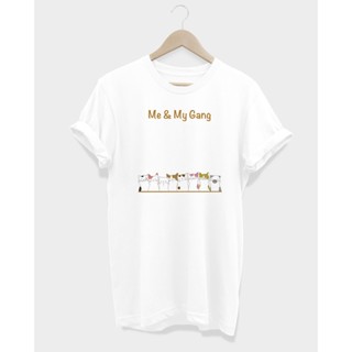 YJOเสื้อยืดคอกลม เสื้อยืดแขนสั้น แขนสั้น เสื้อยืดลายแมว Me &amp; My Gang T-Shirt_07