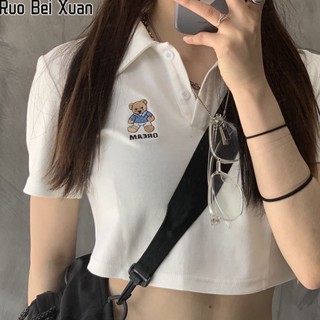 RUO BEI XUAN   เสื้อยืดคอกลมแขนสั้นผู้หญิงรุ่นใหม่คอปกโปโลเอวสูงสั้นสีขาวพร้อมสะดือ