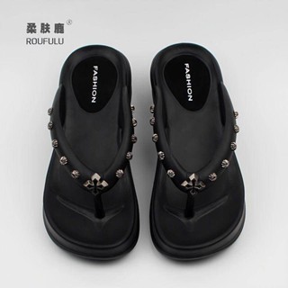 【JsS】Flip Flop ผู้หญิงฤดูร้อนนอกสวมใส่เกาหลีรุ่นเทรนด์หนาด้านล่างลาดส้นคลิปเท้า Rivet ชายหาดรองเท้าแตะผู้หญิง 2023 สไตล์ใหม่