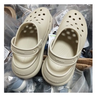 Crocs รองเท้าลําลอง ส้นหนา สีขาว เหมาะกับเดินชายหาด สําหรับผู้หญิง 207521