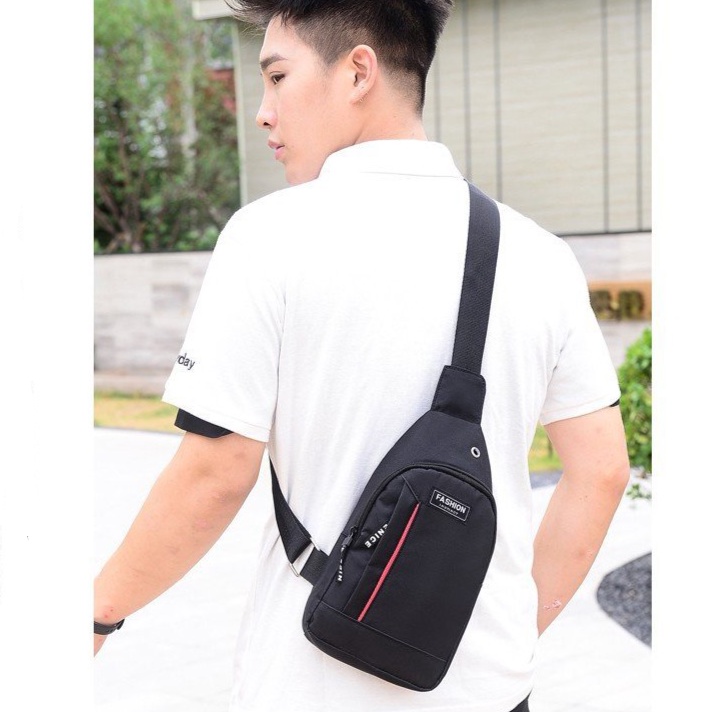 (w56)กระเป๋าสะพายคาดอกผู้ชาย ลายเรียบๆ ตกแต่งลายคาดแดง bagdance