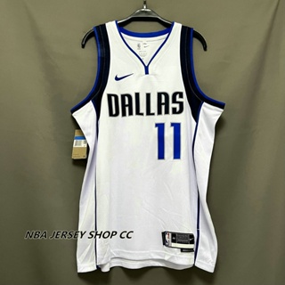 【คุณภาพสูง】ใหม่ ของแท้ NBA Dallas Mavericks สําหรับผู้ชาย #11 เสื้อกีฬาแขนสั้น ลายทีม Kyrie Irving Jersey Association Edition สีขาว