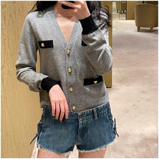 Q2UI MIU MIU 2023 autumn and winter New V-neck pocket knitted long-sleeved cardigan womens fashion all-match button decorative design for women