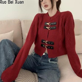 Ruo Bei Xuan เสื้อสเวตเตอร์ถักสั้นใหม่ของผู้หญิงแฟชั่นเกาหลีช่องหนังปุ่มถักคาร์ดิแกน