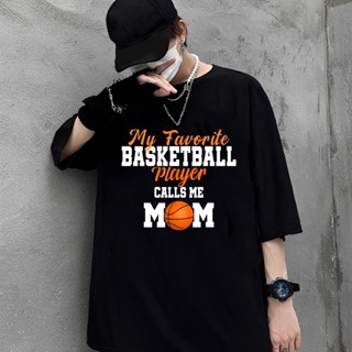 เสื้อยืดคุณภาพดี    เสื้อยืด พิมพ์ลาย My Favorite Basketball Player Calls Me Mom Fun MotherS Day สําหรับผู้ชาย