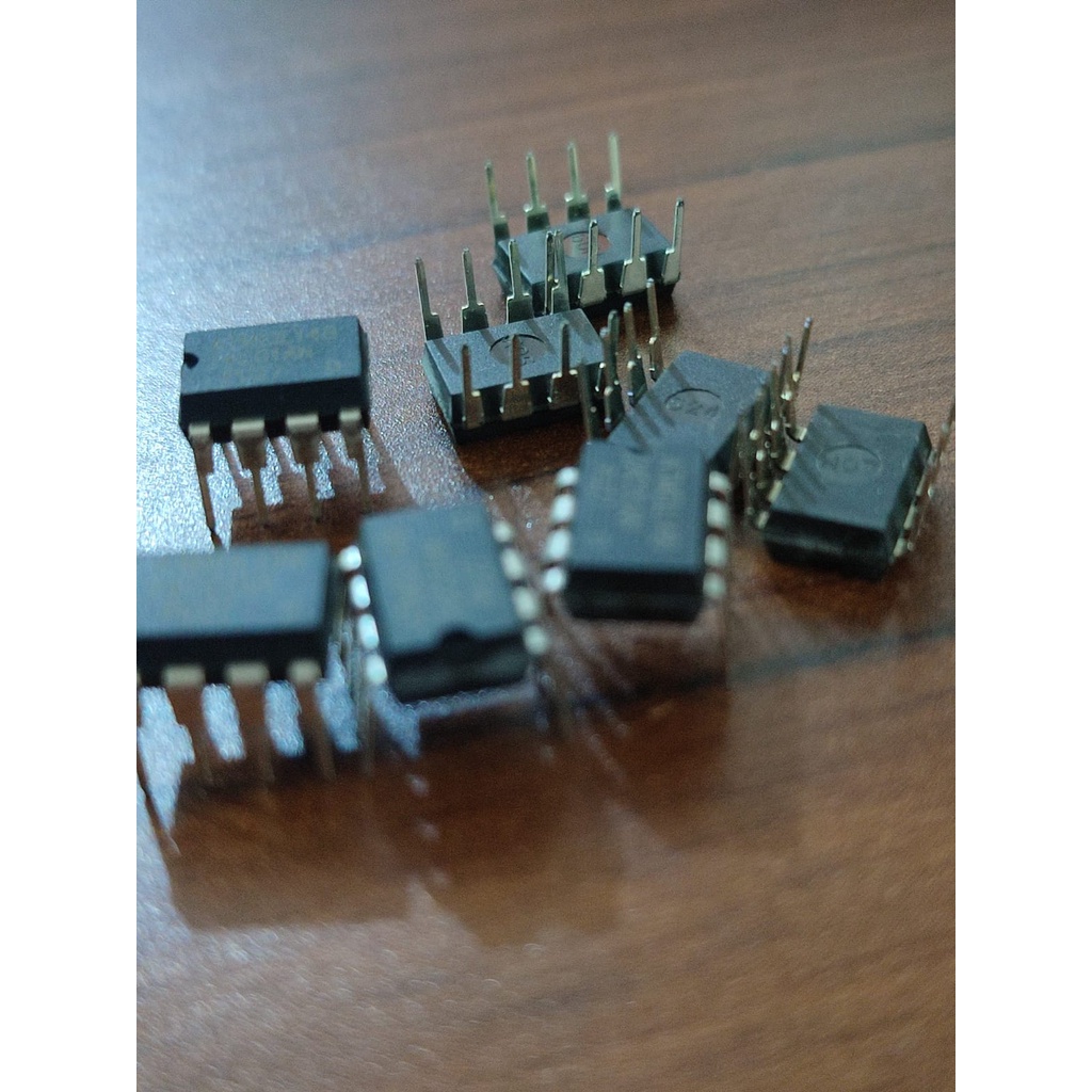ATMEL IC 24C02N (หน้า 1 ชิ้น)