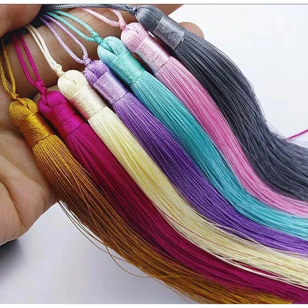พู่ไหมเทียม ยาว 15 cm. เส้นผ่านศูนย์กลางขั้ว 8 mm. สีสวย พริ้วยาว มีน้ำหนัก สำหรับนำไปตกแต่งงานต่างๆ อันละ 21 บาท