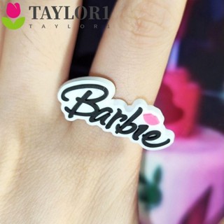 Taylor1 แหวนแฟชั่น ลายการ์ตูนบาร์บี้ โลโก้ตัวอักษร สีชมพู ประดับพลอยเทียม ของขวัญ สําหรับตุ๊กตาบาร์บี้