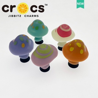 ใหม่ crocs jibbitz Charms หัวเข็มขัดเรืองแสง รูปเห็ดน่ารัก อุปกรณ์เสริม สําหรับตกแต่งรองเท้า DIY