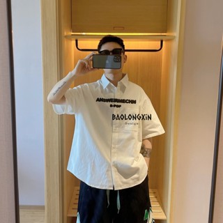 BAOLONGXIN เสื้อเชิ้ตผู้ชายแนวโน้มใหม่รอบคอเยาวชนอารมณ์ยอดนิยมฤดูร้อนแนวโน้มวรรณกรรมแฟชั่นพิมพ์มาตรฐานแขนสั้น