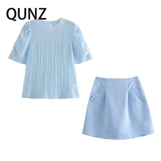 Qunz เสื้อคอกลม แขนสั้น สีพื้น + กระโปรงยาวครึ่งหนึ่ง 4525